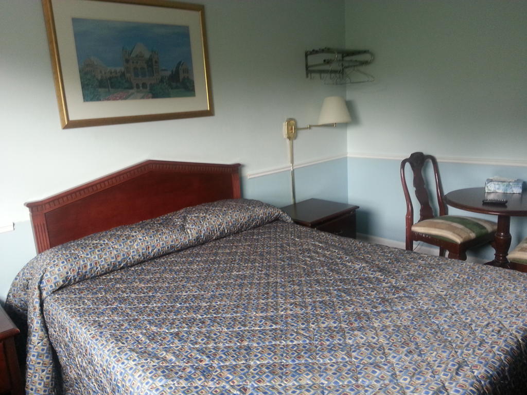 Queensway Motel Торонто Номер фото