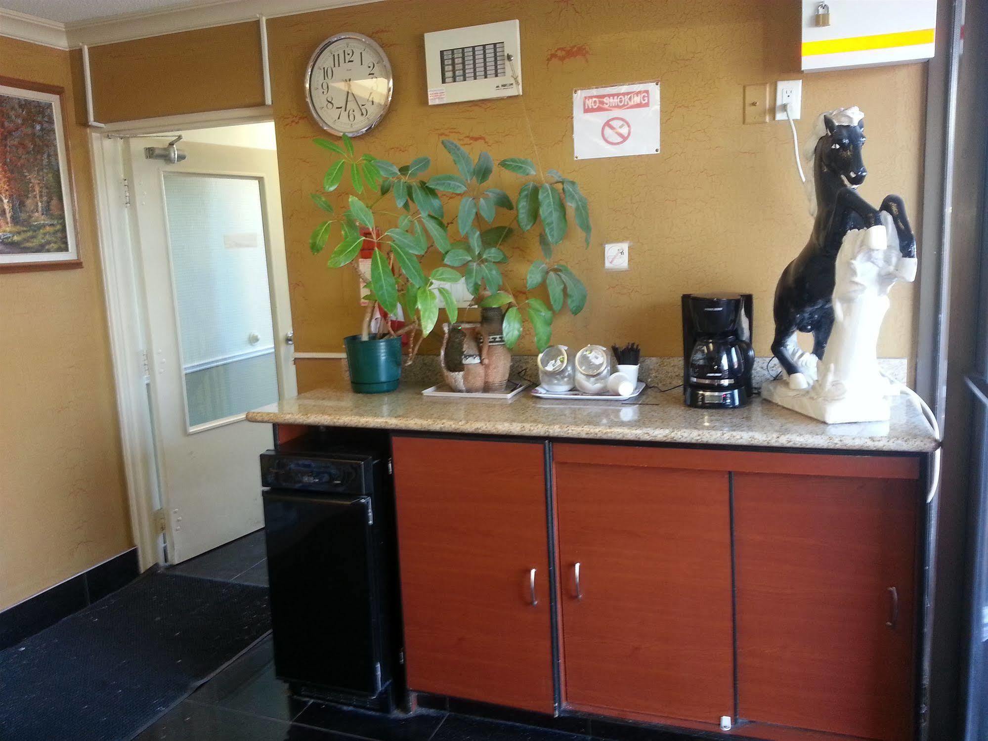 Queensway Motel Торонто Экстерьер фото